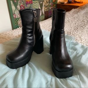 Black platform boots size 5